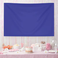 Een blauwe muur met een klok