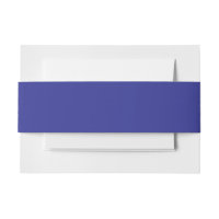 Een blauwe muur met een klok