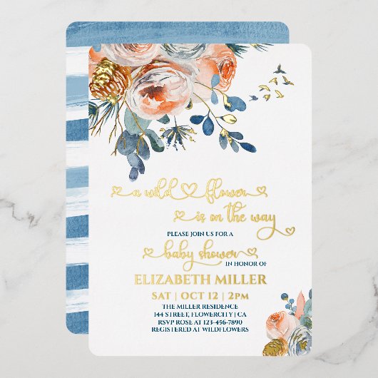 Een blauwe wilde bloem is onderweg naar haar babym folie uitnodiging (Voorkant / Achterkant)