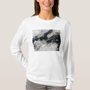 Een bleke grijze aspluim van de top