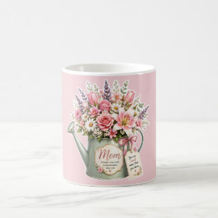 Een boeket bloemen in een gieter voor mama  koffiemok