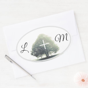 Een boom in de mist met letters ovale sticker