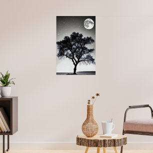 Een boom in de woestijn onder het licht van de vol poster