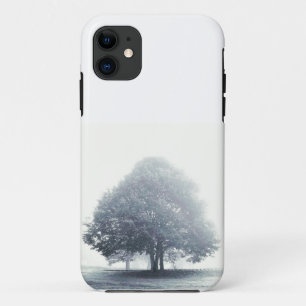 Een boom in mist iPhone 11 hoesje