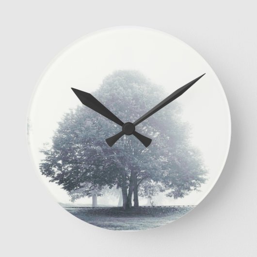 Een boom in mist ronde klok (Voorkant)