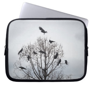 Een boom waarin veel kraaien rusten laptop sleeve