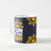 Een bord dat plezier op de zon zegt koffiemok (Voorkant links)