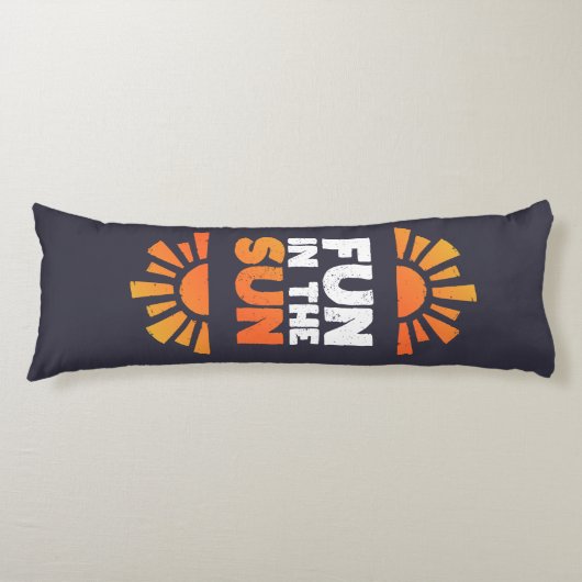 Een bord dat plezier op de zon zegt lichaamskussen (Voorkant)