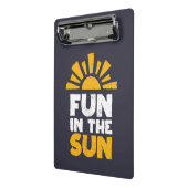 Een bord dat plezier op de zon zegt mini klembord (Angled2)