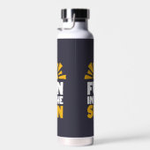 Een bord dat plezier op de zon zegt waterfles (Rechts)