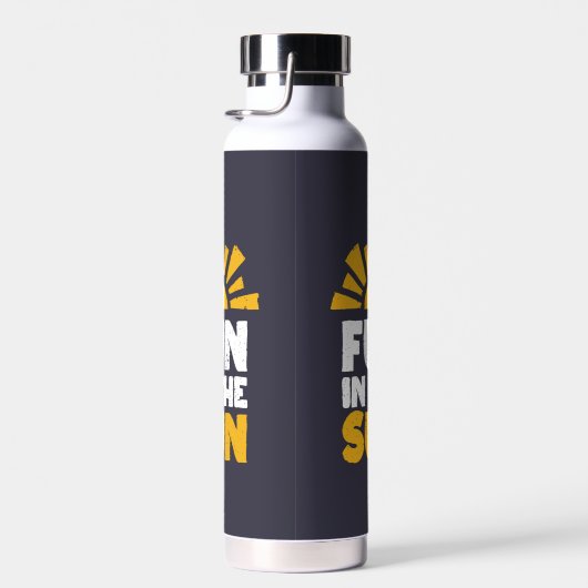 Een bord dat plezier op de zon zegt waterfles (Rechts)