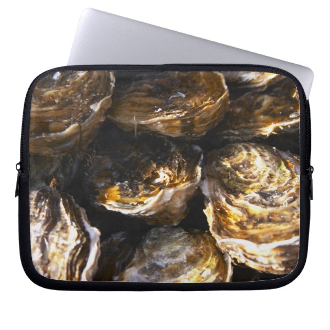 Een bord oesters. laptop sleeve (Voorkant)