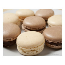 Een bord van chocolade en vanille-Macarons, de