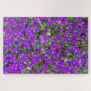 Een bos paarse viooltjes op een mooie legpuzzel