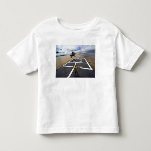 Een Braziliaanse Eurocopter bereidt zich voor op h Kinder Shirts