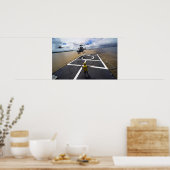 Een Braziliaanse Eurocopter bereidt zich voor op h Poster (Keuken)