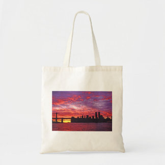 Een briljante zonsondergang, Silhouette van de ond Tote Bag
