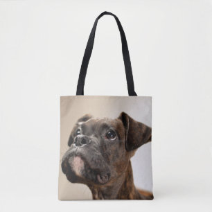 Een Brindle Boxer puppy die vreemd opkijkt. Draagtas