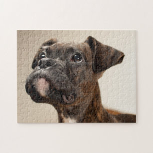 Een Brindle Boxer puppy die vreemd opkijkt. Legpuzzel