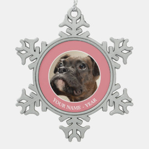 Een Brindle Boxer puppy die vreemd opkijkt. Tin Sneeuwvlok Ornament