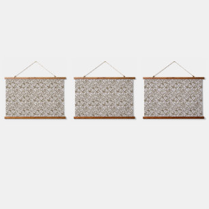 Een bruin tapijt met een geometrisch motief is ged hangend wandkleed