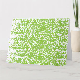 Een bruine houten tafel bevat een glazen fles olij kaart