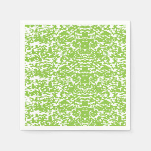 Een bruine houten tafel bevat een glazen fles olij servet