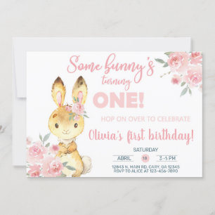 Een bruine konijn en een roze bloemen meisje nodig kaart