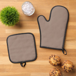 Een bruine muur met een klok erop ovenwant & pannenlap set