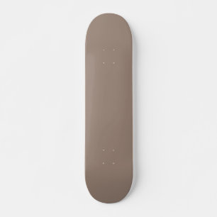 Een bruine muur met een klok erop skateboard