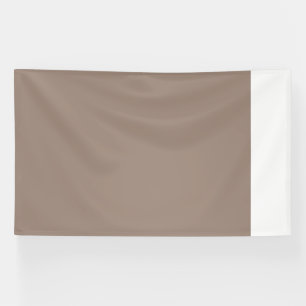 een bruine muur met een klok erop spandoek