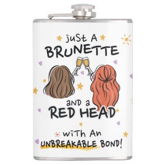 Een brunette en een rood hoofd heupfles
