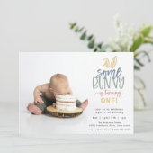 Een Bunny Birthday Party fotouitnodiging Kaart (Staand voorkant)