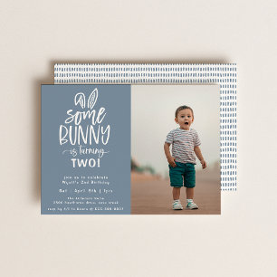 Een Bunny Birthday Party fotouitnodiging Kaart