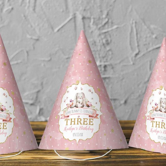 Een Bunny draait drie derde verjaardag Feesthoedjes