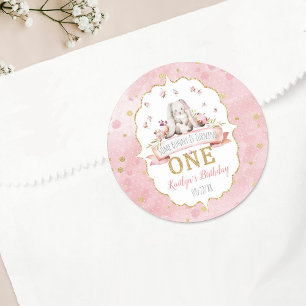 Een Bunny draait om een 1e verjaardag.. Ronde Sticker