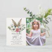 Een Bunny Ear Floral Girl Birthday Foto Kaart (Staand voorkant)