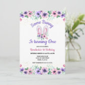 Een Bunny Editable Birthday-uitnodiging Kaart (Staand voorkant)