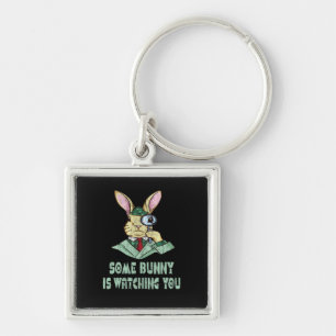 Een Bunny kijkt naar je paashaas. Sleutelhanger