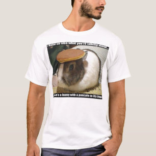 Een bunny met een Pancake op zijn hoofd T-shirt