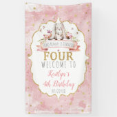 Een Bunny wordt vier vierde verjaardag Spandoek (Verticaal)