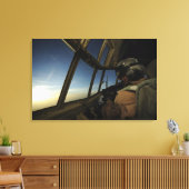 Een C-130 Hercules-piloot scant de horizon Canvas Afdruk (Insitu (Woonkamer))