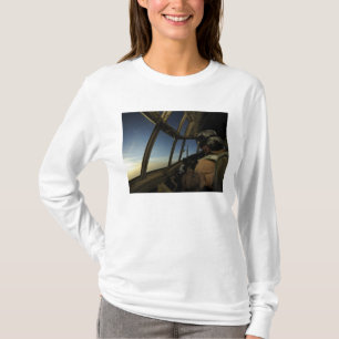 Een C-130 Hercules-piloot scant de horizon T-shirt
