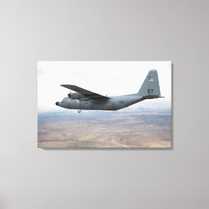Een C-130 Hercules zwelt door de lucht Canvas Afdruk