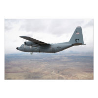Een C-130 Hercules zwelt door de lucht