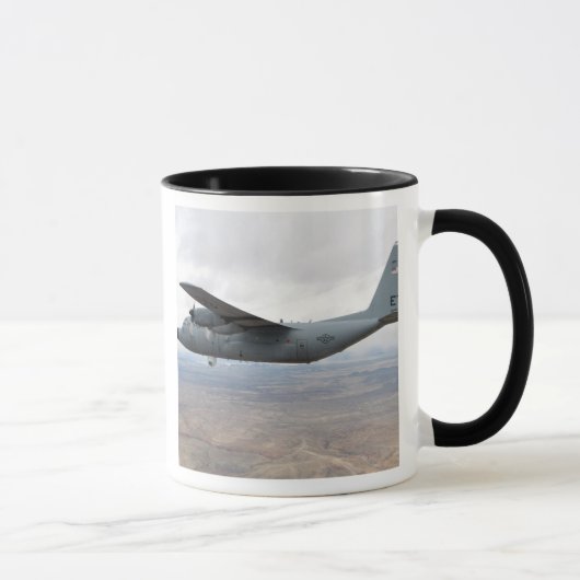 Een C-130 Hercules zwelt door de lucht Mok (Rechts)