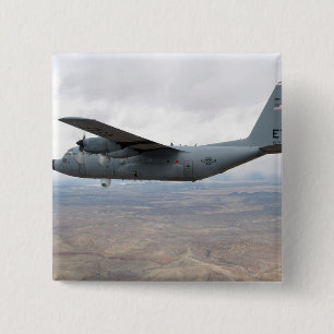 Een C-130 Hercules zwelt door de lucht Vierkante Button 5,1 Cm
