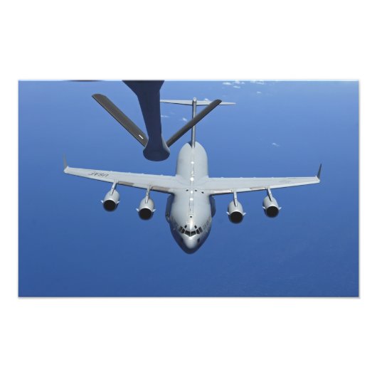 Een C-17 Globemaster III nadert de boom Foto Afdruk (Voorkant)