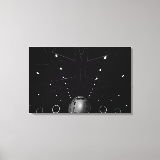 Een C-17 Globemaster III zit in een hangar Canvas Afdruk (Voorkant)