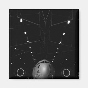 Een C-17 Globemaster III zit in een hangar Magneet